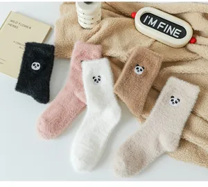 Calcetines de invierno suaves y cálidos de felpa con bonito bordado de panda acogedor.