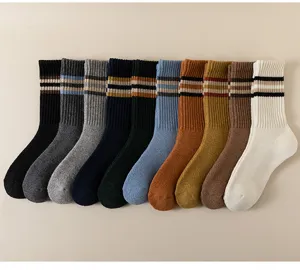 Verdickte Winter-Wollsocken für Herren mit Rippbündchen und klassischem Retro-Streifenmuster.