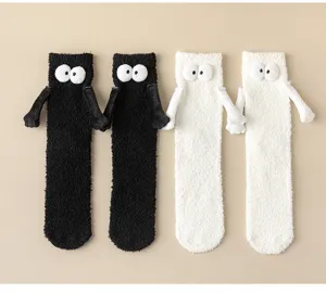Chaussettes pelucheuses mignonnes main dans la main, chaussettes d'hiver chaudes et drôles.
