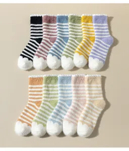 Pluche gestreepte kuitlange sokken met bubbelmanchetten, zacht materiaal, knusse winterdetails.
