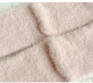 Detalle de textura de calcetines suaves rosas, primer plano de material de felpa cálida de invierno.