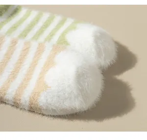 Detailopname van zachte pluizige gestreepte sokken, met textuur en warme stof getoond.