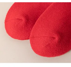 Primer plano detallado de calcetines de lana roja suave, textura térmica de invierno.