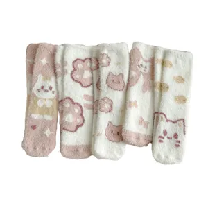 Calcetines de invierno suaves para mujer, calcetines de felpa coral cálidos con diseño de gato lindo.