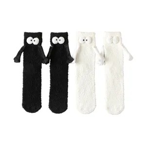 Chaussettes douillettes en polaire corail tenant les mains, jolies chaussettes d'hiver chaudes.