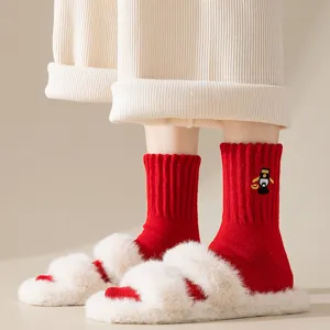 Cómodas calcetas de lana roja a media pantorrilla para hombres y mujeres, con textura y bordado.