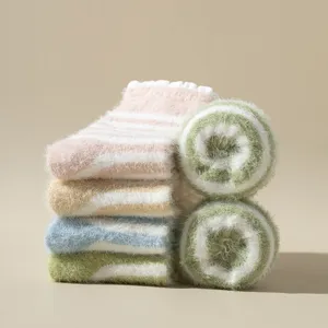 Gestreepte pluche damessokken, zachte en warme pluizige sokken voor de koude winterdagen.