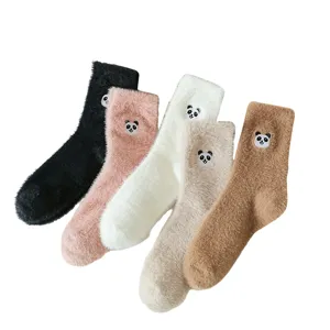 Calcetines de tubo medio de felpa suave bordados de panda lindo para mujeres invierno cálido