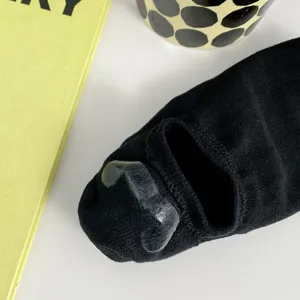 Calzini invisibili neri da donna con tallone in silicone antiscivolo per l'estate quotidiana.