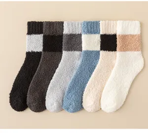 Detailansicht der weichen kuscheligen Korallenfleece Socken mit bequemen Farbblockstreifen.
