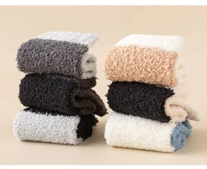 Nahaufnahme dicker Plüsch-Korallenfleece-Socken, weiche warme Wintersocken ordentlich gestapelt.