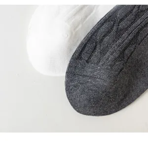Nahaufnahme von Damen Strick Overknee Socken in Weiss und Dunkelgrau mit weicher Textur.