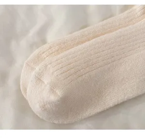 Nahaufnahme dicker Kaschmir Strick Wintersocken für Damen, weiche und warme Frotteetextur.