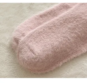Primer plano de calcetines de felpa de color liso, ultrasuaves y gruesos para calor en invierno.