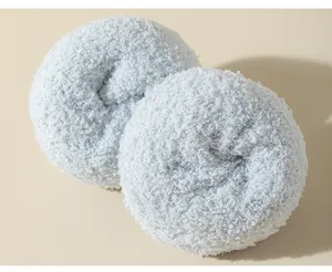 Weiche flauschige Korallenfleece-Textur Detailaufnahme, kuschelige warme Socken Nahaufnahme.