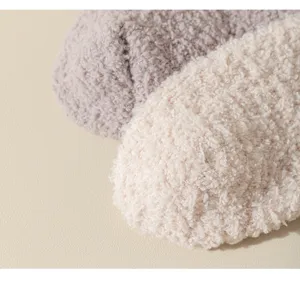 Detaillierte Nahaufnahme von weichen, kuscheligen Korallenfleece-Socken für den Winter.