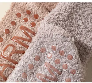 Calzini morbidi in pile corallo caldo da donna con dettagli suola in silicone antiscivolo