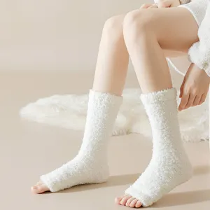 Gemütliche weiße flauschige Zehentrenner-Socken für Damen, weiche warme Wintersocken.