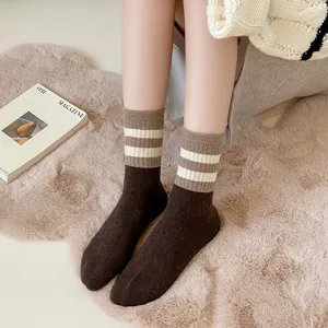 Calcetines de mujer otoño invierno gruesos a rayas cálidos de lana algodón vista principal.