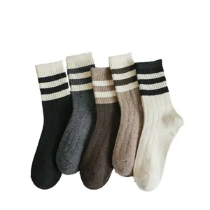Calcetines térmicos de invierno gruesos para mujer con diseño de rayas retro clásico y punto suave.