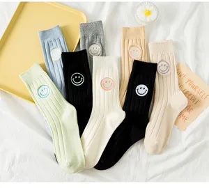 Süße japanische breite gestreifte Socken für Damen mit besticktem lächelndem Gesicht Motiv.