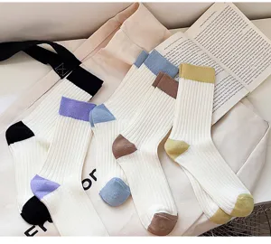 Detailansicht von Damen Socken mit farblich abgesetzter Ferse und Zehenpartie.