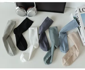 Detailansicht einfarbiger Herren-Baumwollsocken in Wadenlänge, atmungsaktiv und bequem.