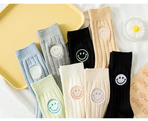 Süße japanische bestickte Smiley-Gesicht Mittelsocken, Herbst Winter Baumwollsocken für Damen.