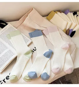 Modische gerippte Damensocken mit farbig abgesetztem Absatz im trendigen Herbststil.