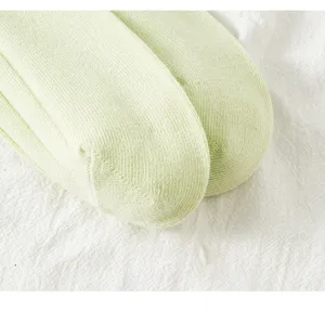 Nahaufnahme der hellgrünen Rippstrick-Socken-Zehe mit feinen Nähten und weicher Textur.