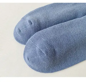 Blaue Strick Socken Detailaufnahme, atmungsaktives Baumwollmaterial fuer den Alltag.