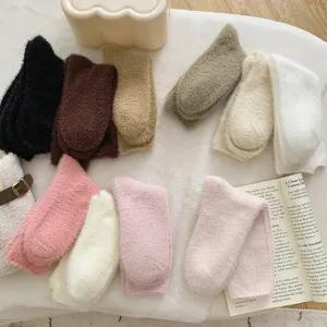 Calcetines de felpa lisos para mujer, gruesos peludos suaves calcetines de suelo para invierno.