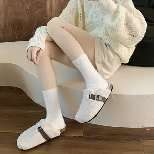 Cómodos calcetines de invierno de felpa para mujer y zapatos zapatillas suaves para el hogar.