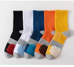 Colorblock athletic socks for men, cotton breathable basketball mid tube crew socks detail view.