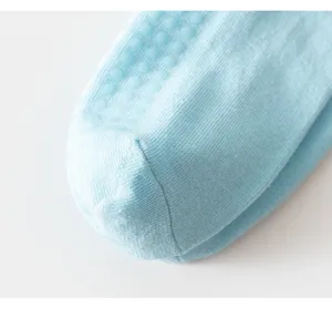 Nahaufnahme Detail blauer Yoga Socken mit rutschfesten Silikon Griffpunkten auf Sohle.