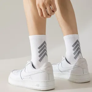 Men athletic crew socks breathable sports cotton socks with stylish chevron pattern for training.
