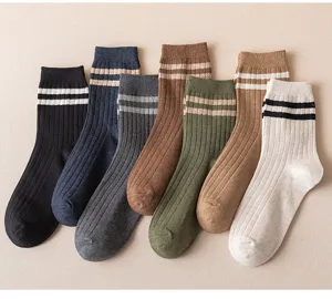 Detailansicht gestreifter Herren-Mittelsocken mit klassischen zwei Streifen am Bund.