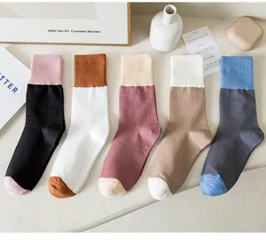 Vue détaillée des chaussettes mi-mollet color-block en coton peigné, design chic.