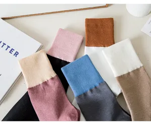 Détails de chaussettes mi-hautes bicolores pour femmes en coton, style printemps doux.