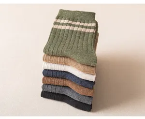 Detailaufnahme von gestapelten Herren Rippen Socken aus Baumwolle mit klassischen Streifen.