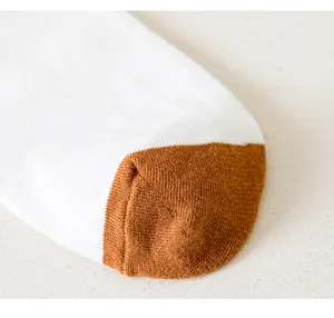 Vue détaillée de la chaussette en coton pour femme, couleur contrastée, blanc et marron