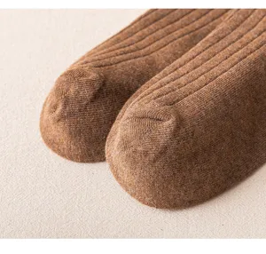 Nahaufnahme der Zehenpartie brauner Rippstrick-Herrensocken aus weicher Baumwolle, feine Naht.
