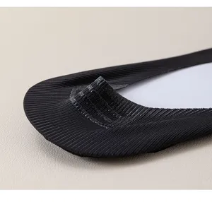 Nahaufnahme der unsichtbaren Sommersocken für Herren mit rutschfestem Silikonstreifen an der Ferse.