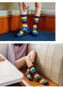 Detailansicht bunter regenbogengetreifter Baumwollsocken für Damen, modischer Streetwear-Look.