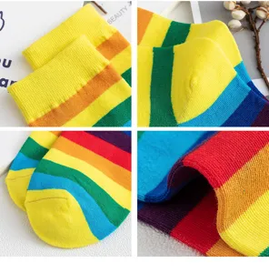 Bunte gestreifte Baumwoll-Mittelrohrsocken für Damen, weiche bequeme lässige Strickstrümpfe.