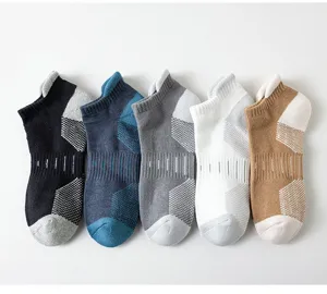 Cómodos calcetines deportivos cortos para hombre con suela de rizo amortiguada y lengüeta.