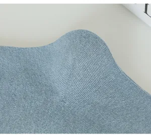 Nahaufnahme der feinen Stricktextur von weichen blauen Baumwollsocken im Detail gezeigt.