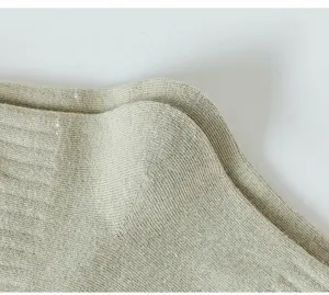 Bequeme einfarbige Strick-Mittelsocken im Detail, weich und atmungsaktiv für jeden Tag.