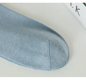 Nahaufnahme des weichen gestrickten Zehenbereichs einer hellblauen Baumwollsockenstruktur.