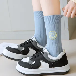 Niedliche japanische Socken mit gesticktem Smiley für Damen, breite Streifen aus Baumwolle.